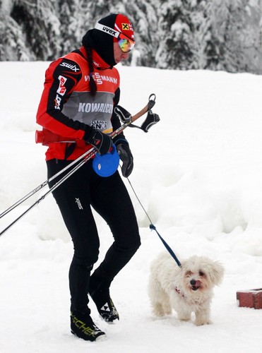 Justyna Kowalczyk trenuje w Kuusamo ze swoim... pieskiem 'Marianem'