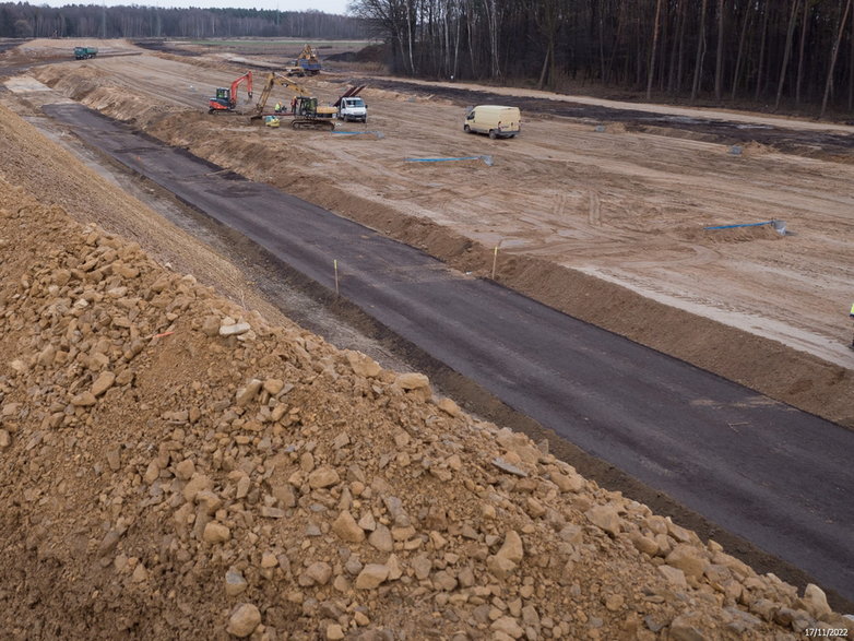 Budowa drogi ekspresowej S-1 - odcinek węzeł Oświęcim - Dankowice - zdjęcia z poziomu ziemi - 17.11.2022 - autor: GDDKiA