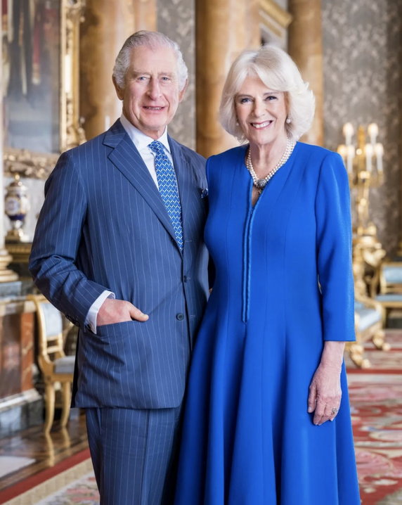 Król Karol III z małżonką Camillą podczas sesji w pałacu Buckingham