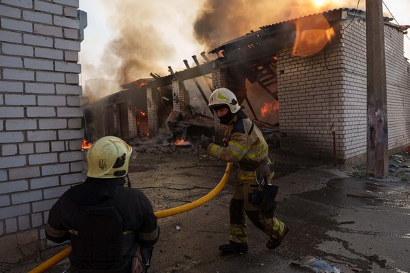 MAJKA (29) POGINULA DOK JE  BEŽALA S DECOM U SKLONIŠTE! Tragedija u Kijevu  tokom jednog od najvećih ruskih napada: Njen sin (5) teško povređen (FOTO)