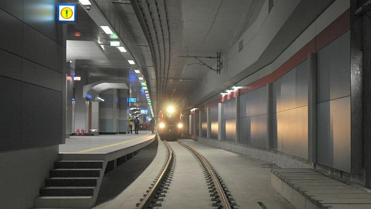 PKP Polskie Linie Kolejowe i SKM Warszawa w ramach prób technicznych przeprowadziły pierwszą jazdę składu pociągu tunelem wiodącym do stacji na Lotnisku Chopina. Kolejarze zapewniają, że połączenie jest w pełni gotowe do uzyskania pozwolenia na użytkowanie.