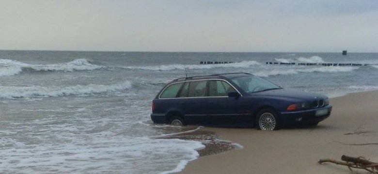 Zakopał BMW na plaży w Mielnie i został pośmiewiskiem internetu [WIDEO]