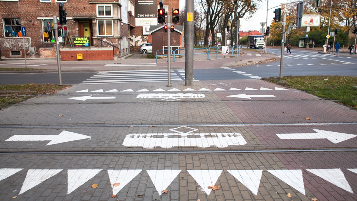 Gdański Zarząd Dróg i Zieleni wprowadza nowe oznakowania na jezdni i w torowiskach tramwajowych. W prawie 300 lokalizacjach w pobliżu przejść tramwajowych, skrzyżowań równorzędnych czy stref Tempo 30 po raz pierwszy w historii pojawią się tego rodzaju piktogramy.