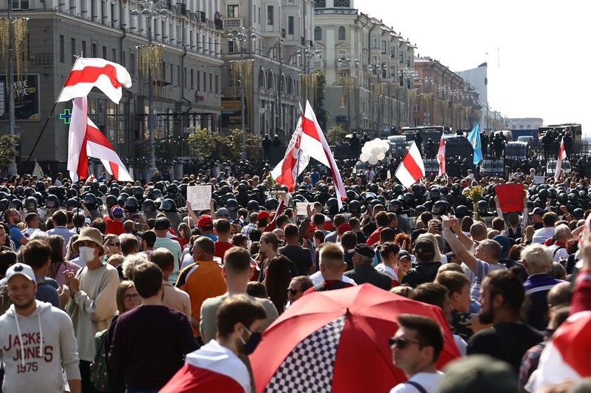 Białoruś: milicja brutalnie pacyfikuje protesty w Mińsku