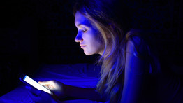 Így hat az alvásunkra a képernyő kék fénye