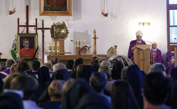 Tłumy krakowian na rozpoczęciu uroczystości pogrzebowych kard. Macharskiego