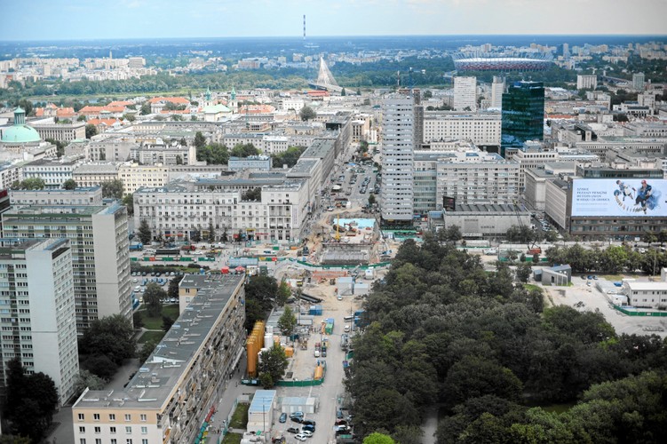 Inwestycje opóźniają jednak liczne przeszkody, które pojawiają się w toku prac. W sierpniu 2012 roku teren budowanej stacji „Powiśle” został zalany wodą z błotem, z kolei w październiku zapadła się ziemia w okolicach budowy stacji „Świętokrzyska”. Specjalnie na potrzeby II nitki metra w lutym 2011 roku podpisano umowę na zakup 35 pociągów Inspiro wyprodukowanych przez Siemensa we współpracy z nowosądeckim Newagiem. Koszt umowy to 1,69 mld złotych. Jeśli nic nie zakłóci już budowy, druga linia warszawskiego metra zostanie oddana do użytku jesienią 2014 roku. Na zdjęciu: budowa drugiej linii metra na ul. Świętokrzyskiej. Widok z biurowca Warszawskiego Centrum Finansowego. fot. Adam Stępień.