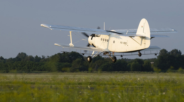 A Tréner Kft. szúnyogirtó szerrel feltöltött repülőgépe felszáll a nyíregyházi repülőtérről 2020. július 22-én / Fotó: MTI/Balázs Attila