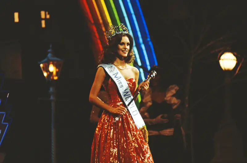 Brytyjka Sarah Jane Hutt koronowana na Miss World 1983, listopad 1983 r. / Getty Images