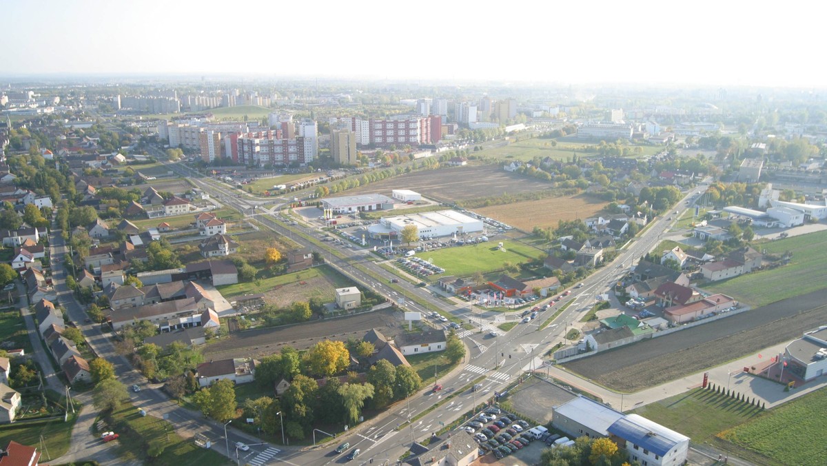 Od poniedziałku obowiązywać będą tańsze bilety MZK w Opolu na przejazdy pozamiejskie. Bilet jednorazowy będzie tańszy o złotówkę, a miesięczny o 7 zł w porównaniu z dotychczasowymi. Opole chce w ten sposób usprawnić komunikację w aglomeracji i zmniejszyć korki.