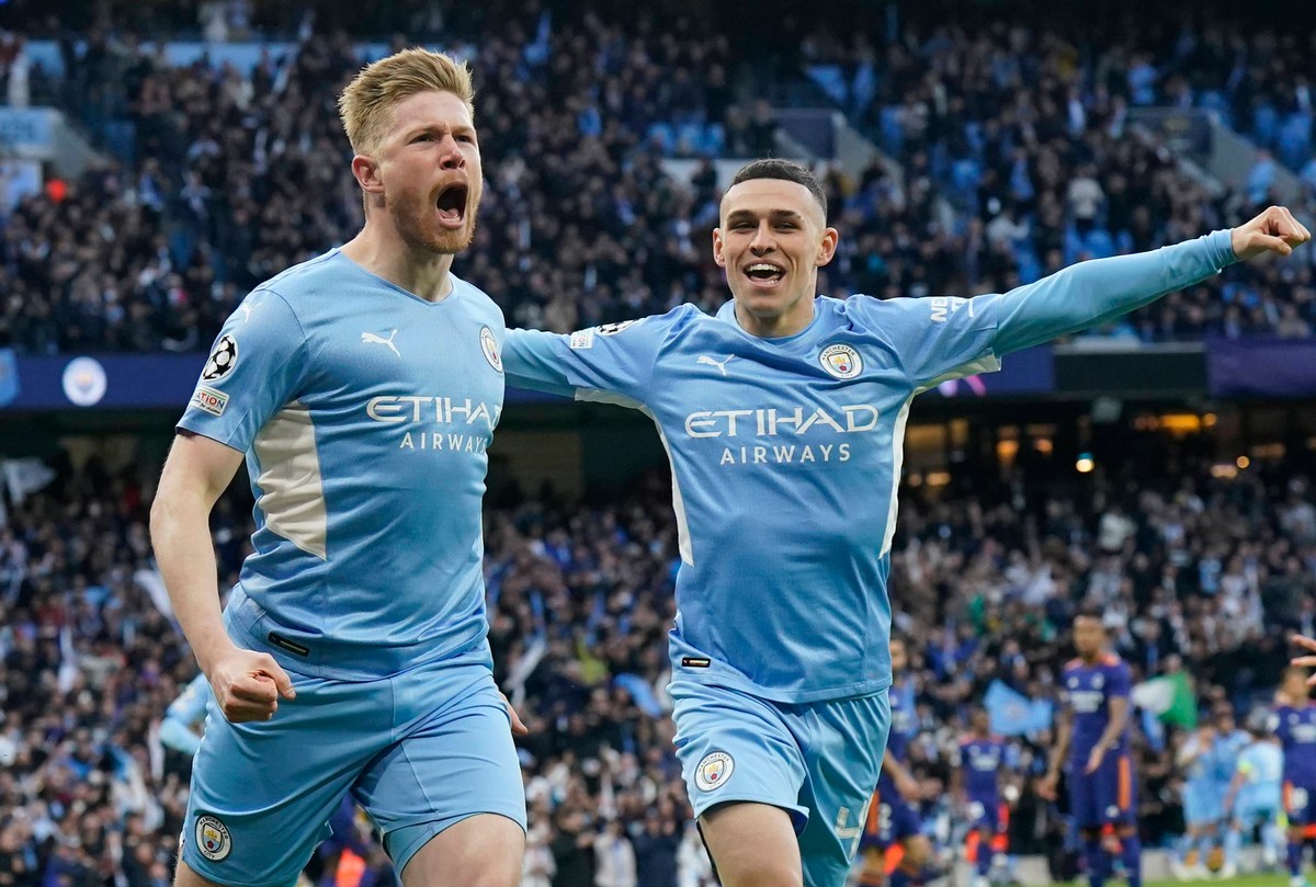 Piłkarze Manchesteru City Kevin De Bruyne (L) i Phil Foden (P)