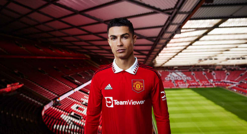 Cristiano Ronaldo pose avec le maillot 2022/2023 de Manchester United 