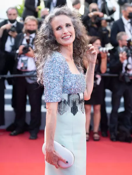 Andie MacDowell pokazuje swoje loki przyprószone siwizną i oszałamia na czerwonym dywanie w Cannes 