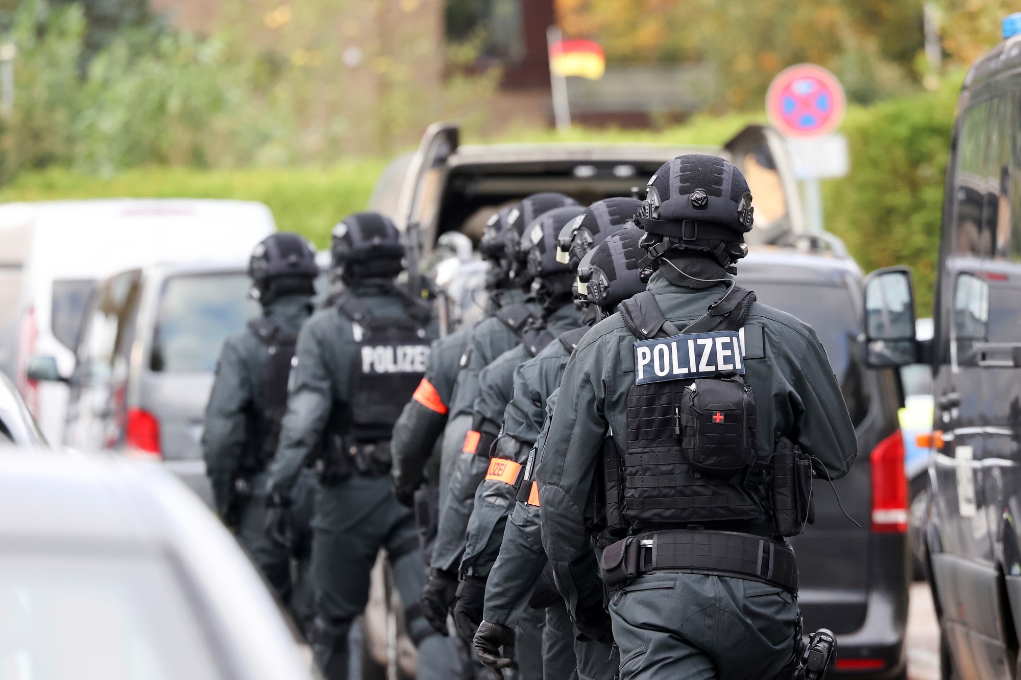 Policajti pred budovu školy v Hamburgu.