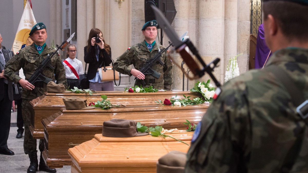 Uroczystości pogrzebowe dwóch żołnierzy antykomunistycznego podziemia - Czesława Spadły ps. Mały i Józefa Figarskiego ps. Śmiały - zastrzelonych wyrokiem sądu z 1948 r., odbywają się dziś w Wąchocku.