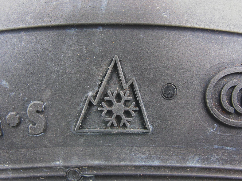 Symbol 3PMSF, potocznie: symbol alpejski, umieszczany jest na oponach zimowych