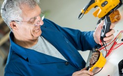 Niemiec pracuje o 5 lat dłużej niż Polak, ale wyrabia o 9 tys. godzin mniej. Czy Polacy muszą więcej pracować?