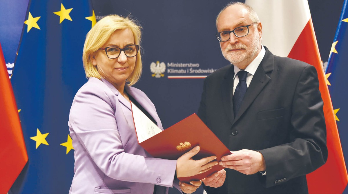 Maciej Bando odbiera akt powołania z rąk Pauliny Hennig-Kloski, szefowej resortu klimatu