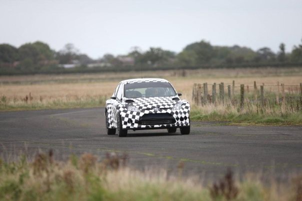 S2000 w trakcie testów na szutrowych i asfaltowych odcinkach