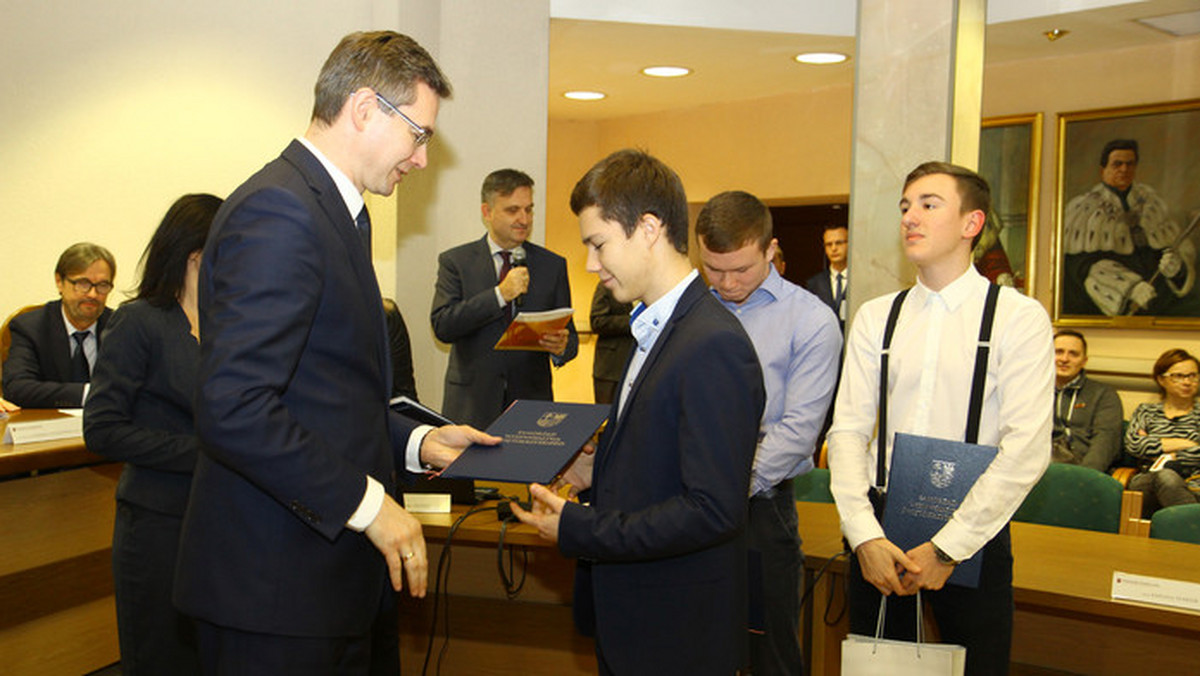 Ośmioro studentów Politechniki Świętokrzyskiej otrzymało stypendia samorządu województwa świętokrzyskiego dla Polaków i osób polskiego pochodzenia z byłych republik Związku Radzieckiego. To już trzecia edycja tego programu, który ma służyć nie tylko pomocy naszym rodakom, ale również promocji świętokrzyskich uczelni. W sumie stypendia te otrzyma 50 studentów.