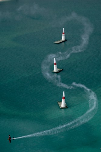 Mimo ogromnych prędkości, w pełni kontrolują maszyny