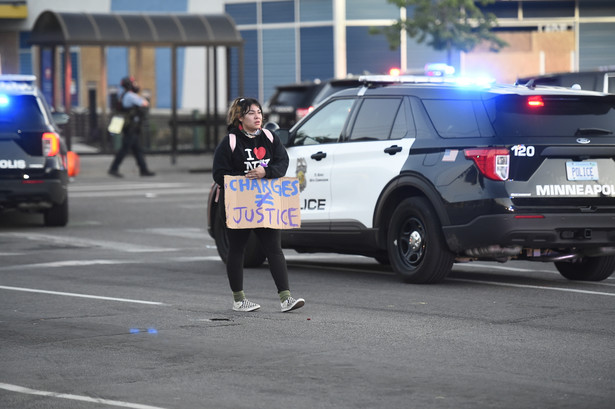 USA: Godzina policyjna nie odstręczyła tysięcy ludzi od kontynuowania protestów