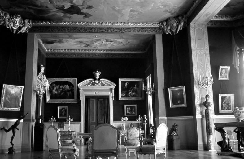 Zachowała się tylko garstka zdjęć dokumentujących wnętrza pałacu w Świerklańcu