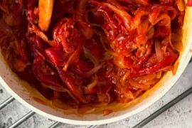 SATARAŠ SA PEČENIM PAPRIKAMA: Ovako pripremljeno, omiljeno tradicionalno jelo biće još sočnije i ukusnije