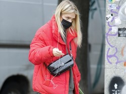 Bez żadnych gwiazdorskich akcentów: Margaret w totalnie luźnej stylizacji na ulicznych zakupach