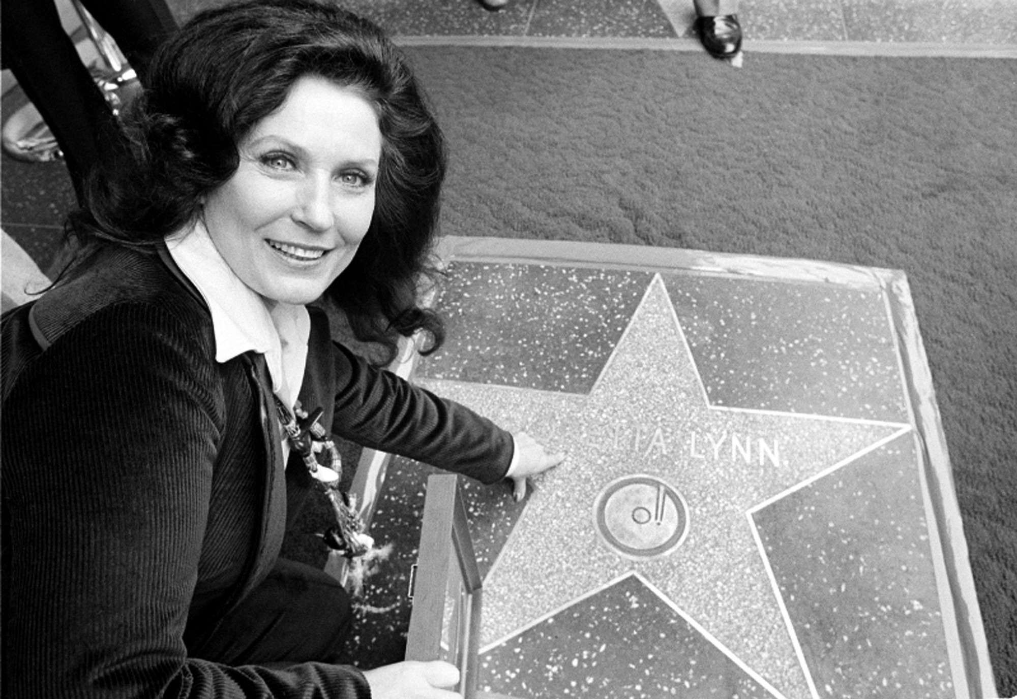 Loretta Lynn si v 60. a 70. rokoch vytvorila vo svete country hudby pozíciu feministky, ktorá si písala aj vlastné texty. 