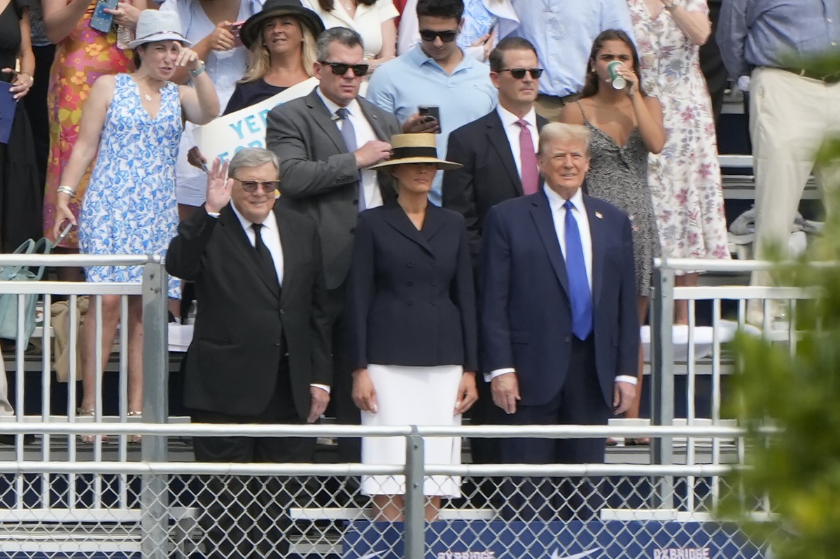 Melania i Donald Trumpowie na rozdaniu dyplomów. Ich syn, Barron został absolwentem