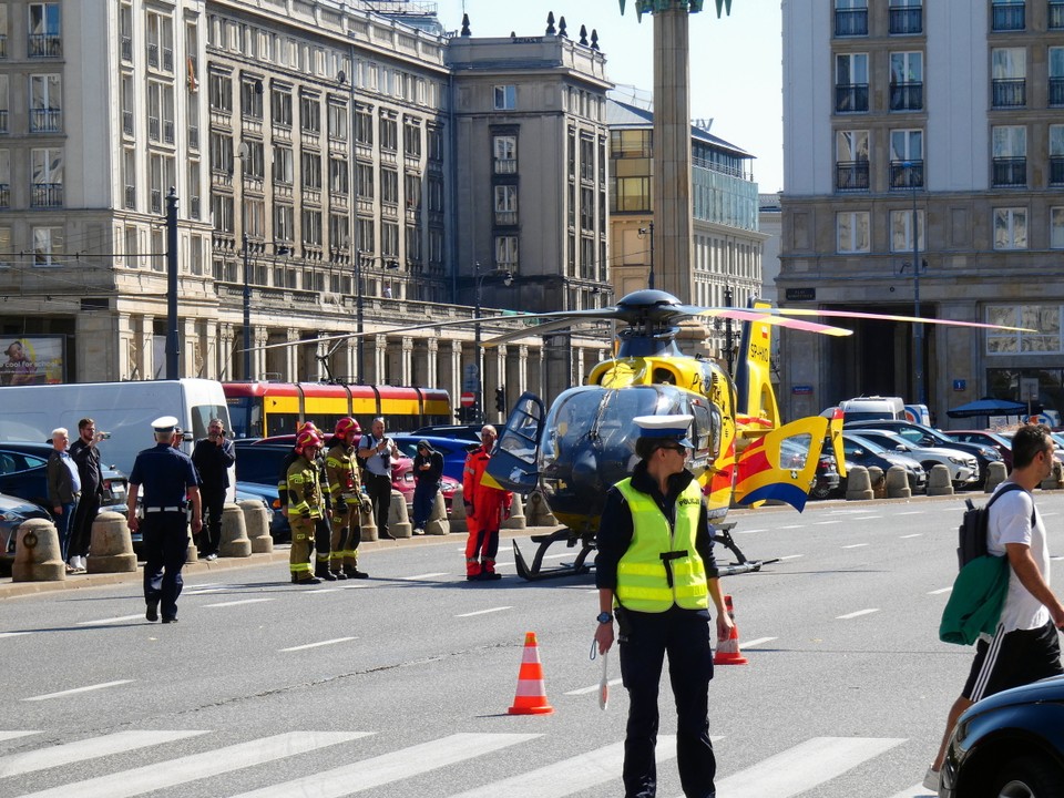 Lądowanie śmigłowca LPR w centrum Warszawy