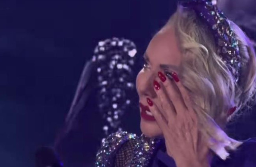 Lepa Brena plače na koncertu