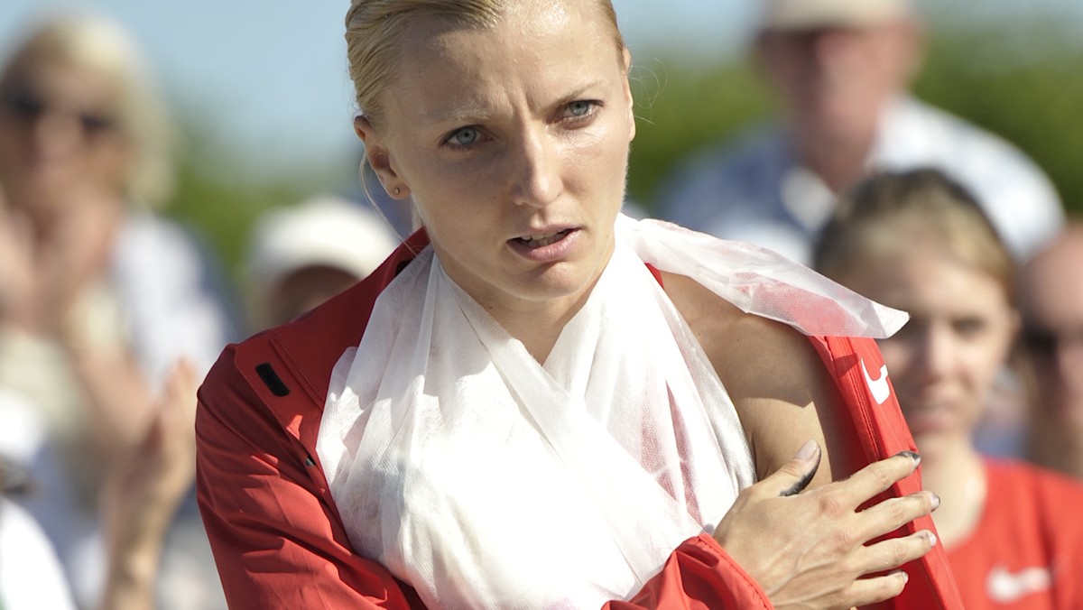 Zdaniem dyrektora sportowego PZLA Piotra Haczka, mistrzyni świata Anna Rogowska powinna za mniej więcej trzy tygodnie wrócić do skakania. W środę podczas konkursu Green Up Tyczka na Molo w Sopocie pękła zawodniczce tyczka przy próbie pokonania wysokości 4,70.