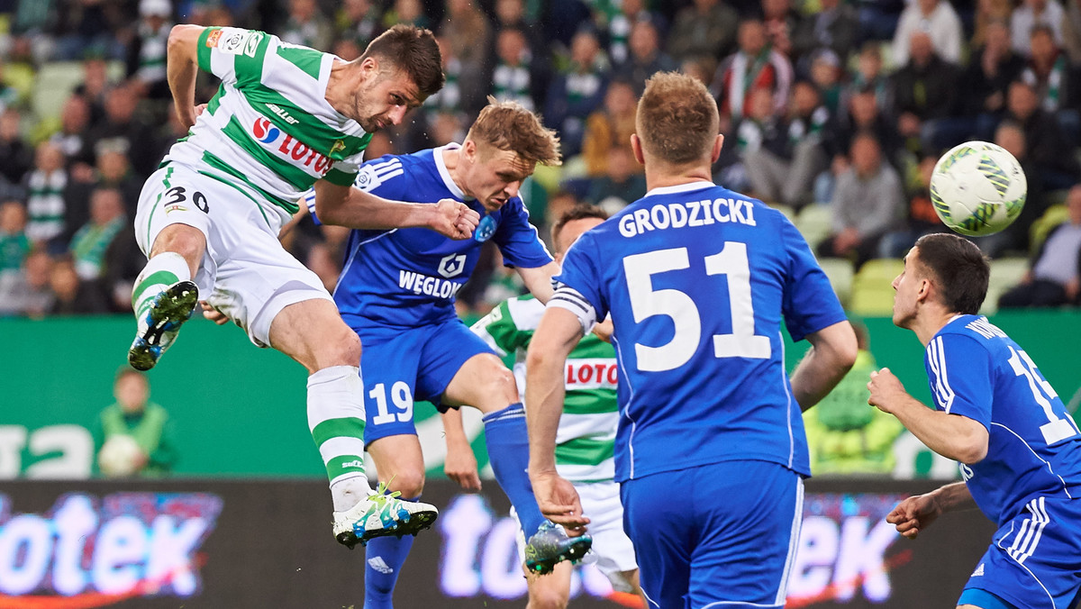 Lechia Gdańsk nadal liczy się w walce o trzecie miejsce w Ekstraklasie i europejskie puchary. W sobotę ekipa z Trójmiasta ograła na własnym boisku Ruch Chorzów 2:1 (2:0), a bohaterem został autor dwóch asyst, Serb Milos Krasić. Niebiescy znów nie wygrali w lidze meczu, a czekają na ten zaszczyt od marca.