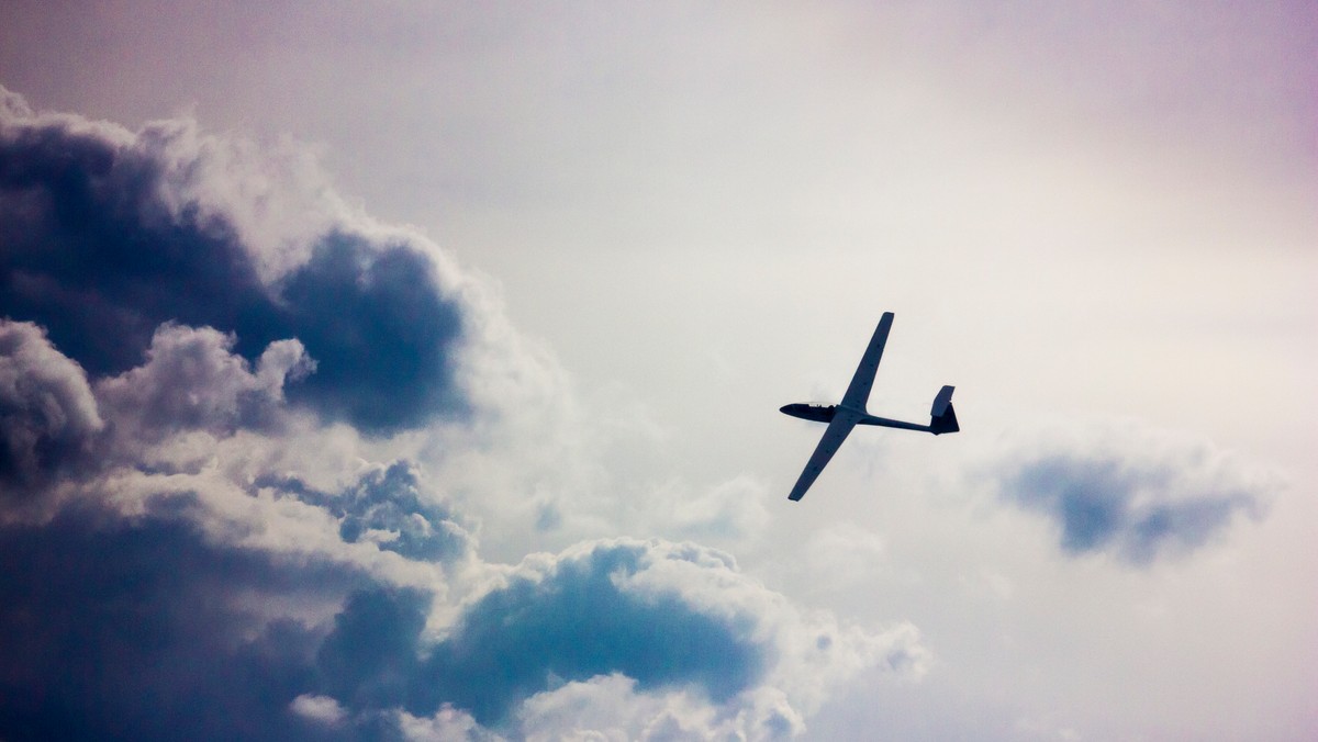 Pilot szybowca zginął po tym, jak prowadzona przez niego maszyna nagle uderzyła w ziemię. Zdarzenie miało miejsce dzisiaj po południu w okolicy miejscowości Szczury koło Ostrowa Wielkopolskiego.