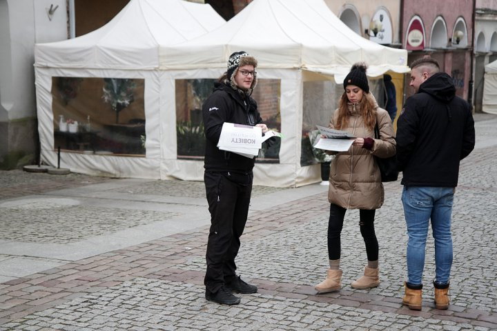 103. rocznica nadania praw wyborczych kobietom. W Olsztynie zbierano podpisy pod projektem ustawy związanej z aborcją [ZDJĘCIA]