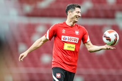 Barcelona ma problem z "niechcianymi piłkarzami. To utrudnia transfer Lewandowskiego