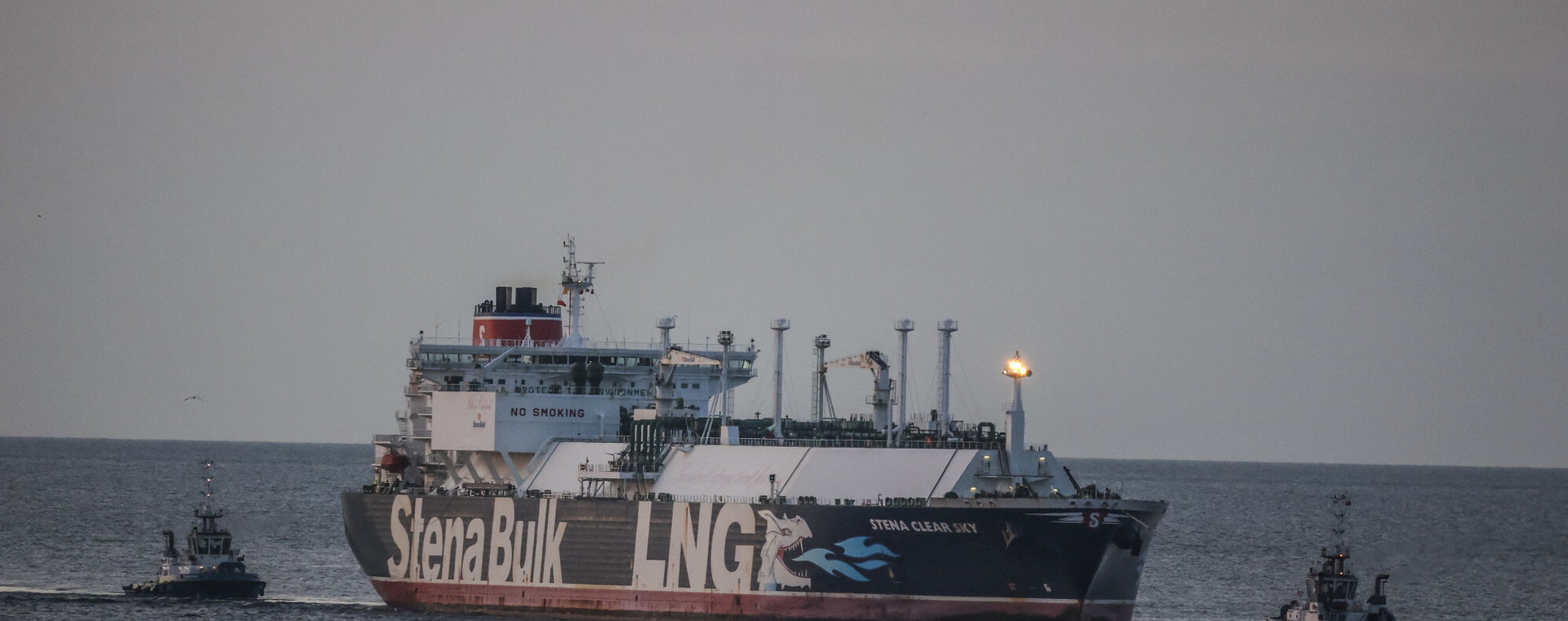 Tankowiec z gazem LNG zmierzający do Gazoportu w Świnoujściu