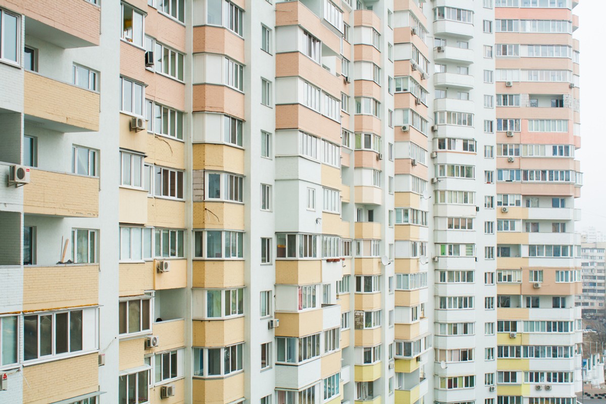 Jednocześnie mamy do czynienia ze stałym wzrostem cen na rynku nowych lokali, który powoduje, że kupujący wstrzymują się z decyzją o nabyciu mieszkania.