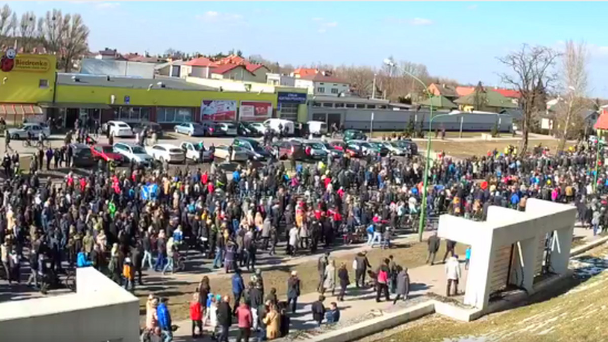 Nawet 15 tys. osób, według szacunków organizatorów, wzięło wczoraj udział w proteście przeciwko firmie Kronospan w Mielcu. Mieszkańcy oskarżają zakład o zatruwanie powietrza w mieście.