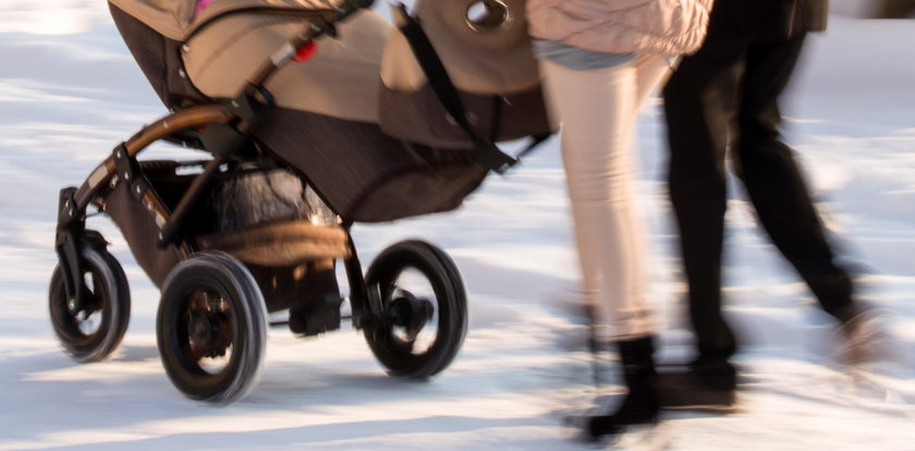 Groźny wypadek we Wrocławiu. Auto wjechało w wózek z dzieckiem