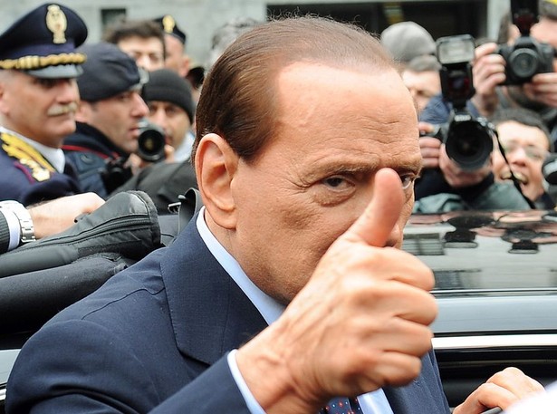 Berlusconi w ogniu skandali. Ale wciąż zarabia, i to jak!