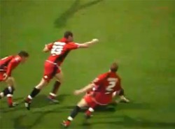 Strzelił gola i znokautował pół drużyny