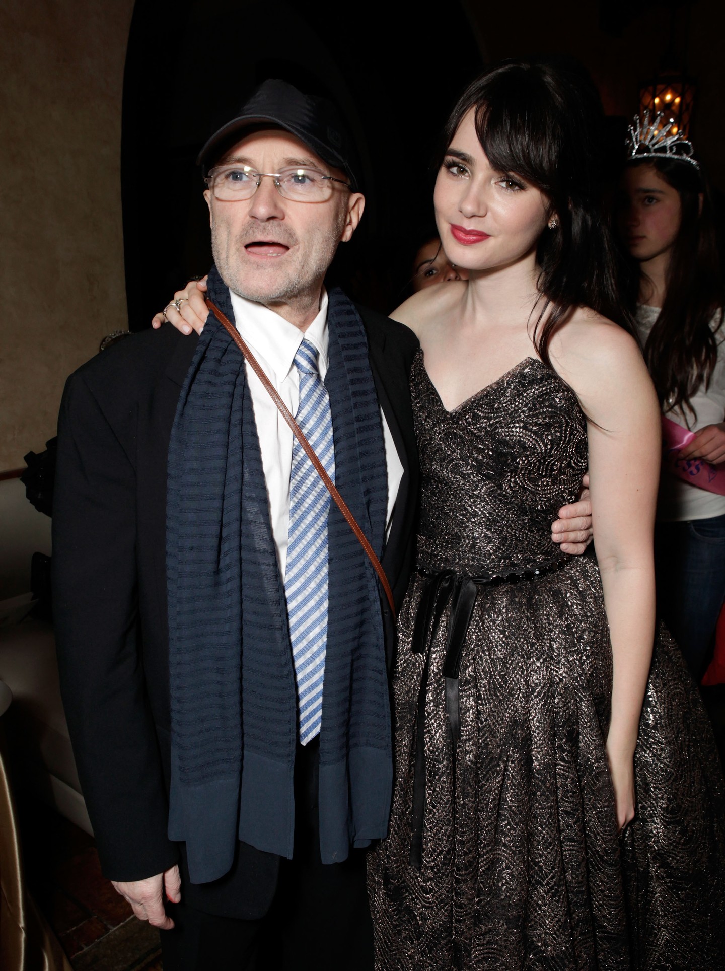 Phil Collins és Lily Collins kapcsolata több hullámvölgyet is megélt az évek során. Lily többször nyíltan beszélt arról, hogy édesapja távolléte gyerekkorában fájdalmas volt számára. Mindketten elismerték, hogy kapcsolatuk nem volt tökéletes, de az idő és a kölcsönös erőfeszítések lehetővé tették a közeledést