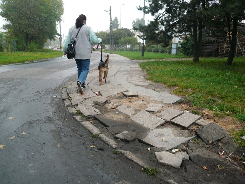 zniszczony chodnik przy Podmiejskiej