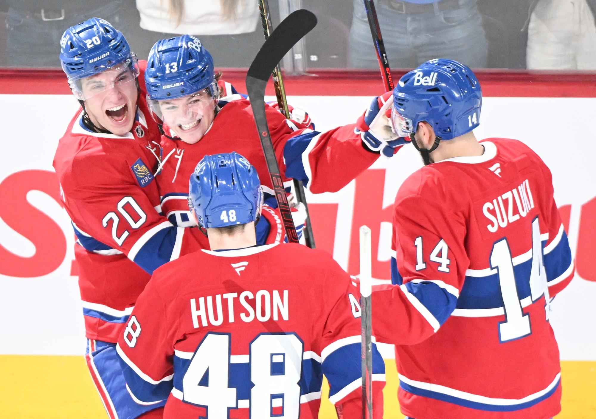 Slovenský hokejista Juraj Slafkovský (Montreal Canadiens) sa raduje z gólu.