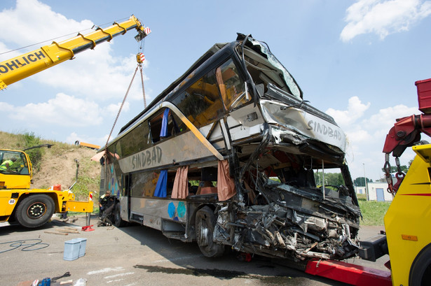 W wypadku z udziałem polskiego autobusu i polskiego mikrobusu w Niemczech zginęło 10 osób EPA/ROLAND HALKASCH EPA/PETER ENDIG