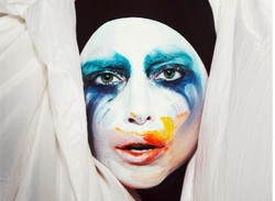 Lady GaGa prosi o wielki aplauz