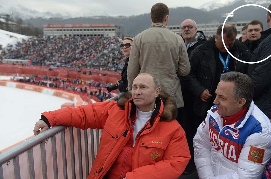 Władimir Putin podczas paraolimpiady w Soczi, 8 marca 2014 r. W kółku - laryngolog Aleksiej Szczegłow